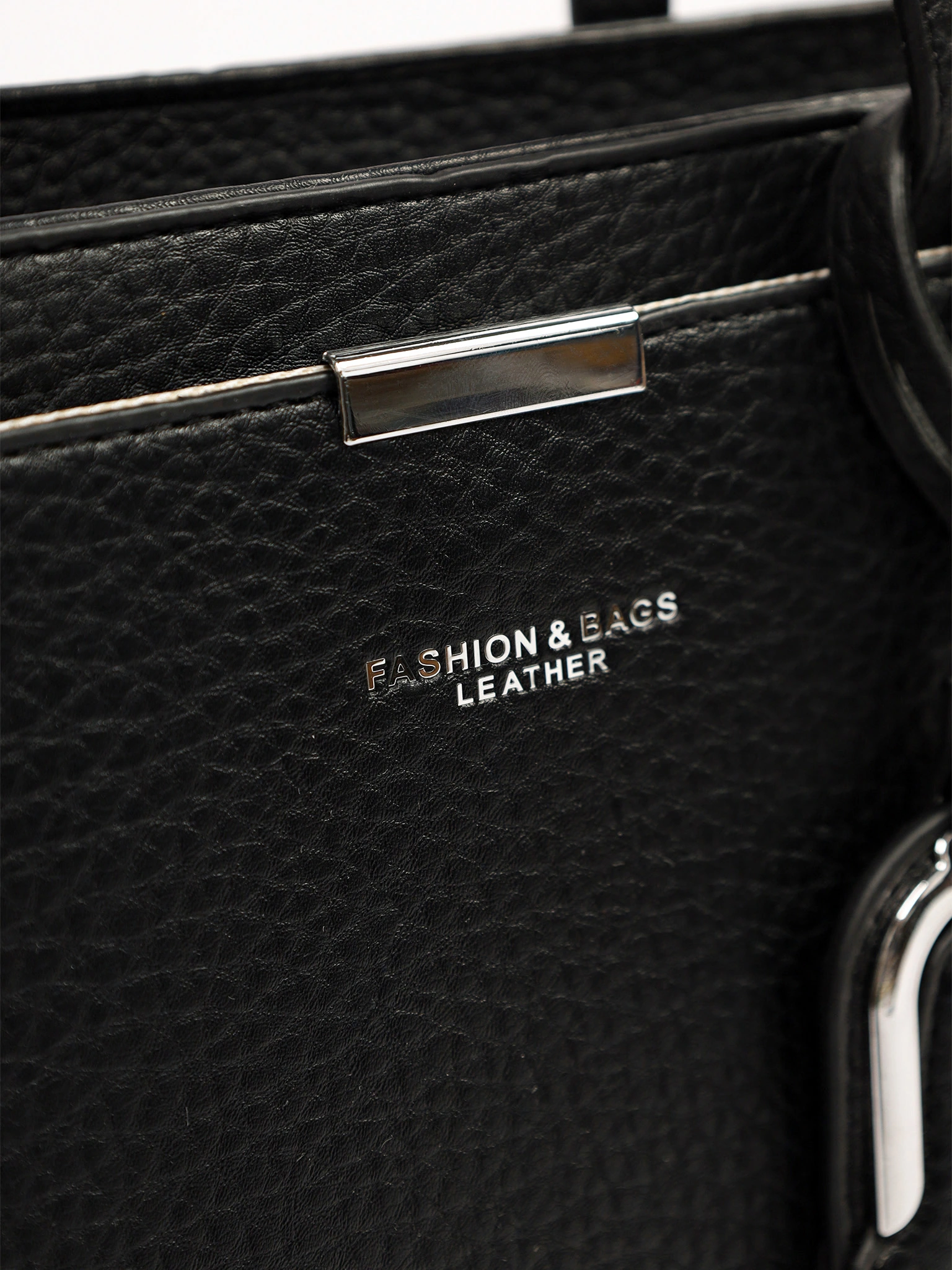 Сумка-тоут с декоративным брелком в ассортименте